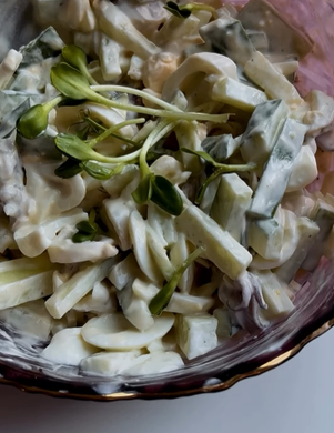  Лёгкий салат с кальмарами